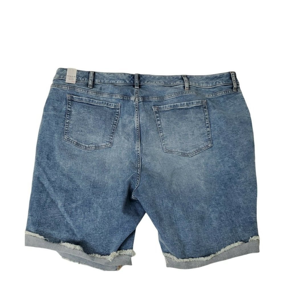 Torrid Boyfriend Bermuda Shorts 10" Vintage Stretch Low Rise Medium Wash NWT - Picture 2 of 9